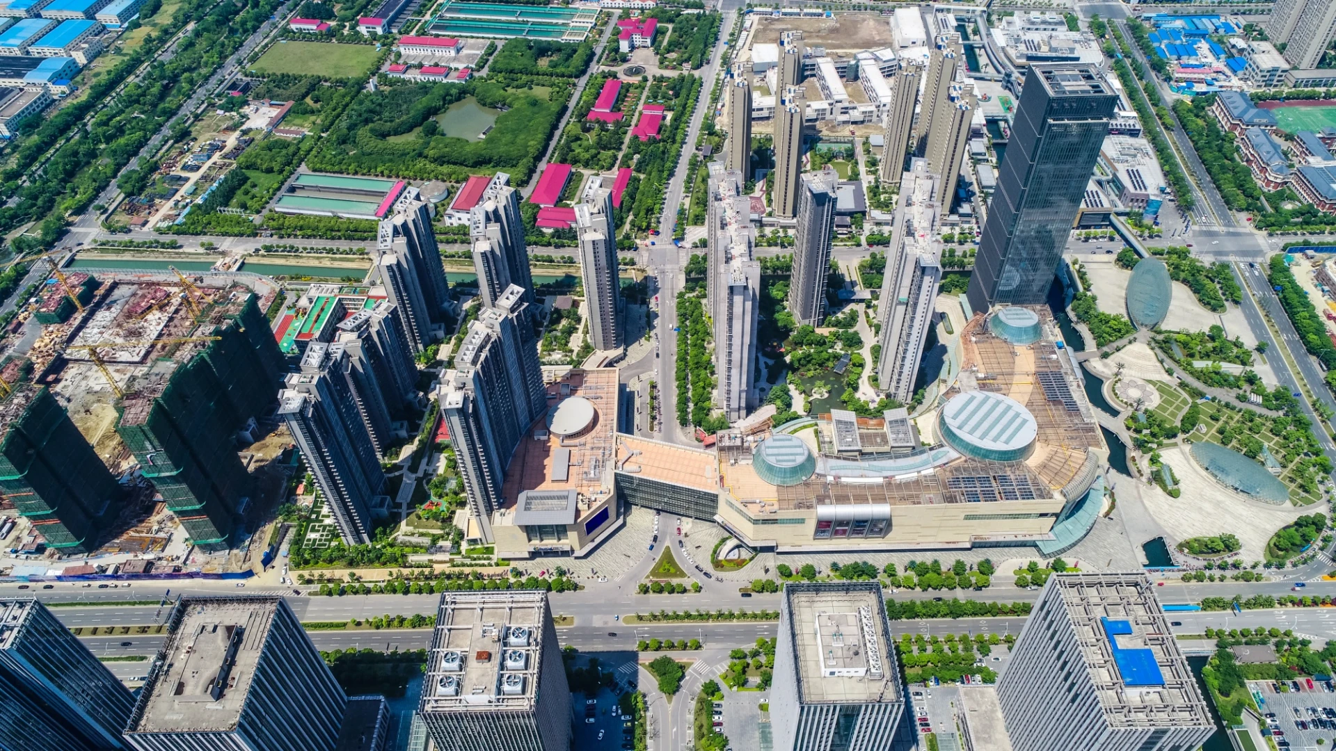 传统工业区与现代智慧枢纽对比